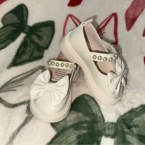Elegant Kids Dress Shoes with Bow and Pearl Detail